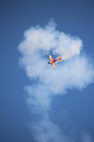 Acrobații spectaculoase printre efecte pirotehnice, la Suceava Air Show 2013