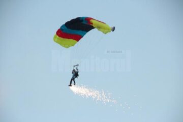 Acrobații spectaculoase printre efecte pirotehnice, la Suceava Air Show 2013