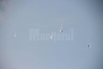 Acrobații spectaculoase printre efecte pirotehnice, la Suceava Air Show 2013