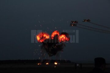 Acrobații spectaculoase printre efecte pirotehnice, la Suceava Air Show 2013