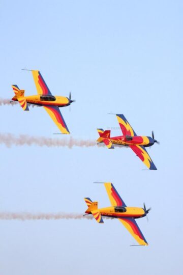 Acrobații spectaculoase printre efecte pirotehnice, la Suceava Air Show 2013