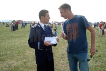 Polițiștii au împărțit pliante publicului prezent la Suceava Air Show