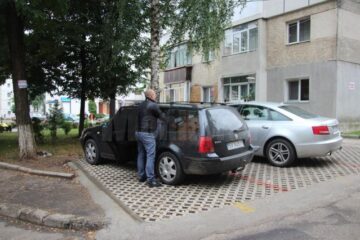 Arborii dintre blocuri sunt plini cu atenționări pentru vecini și nepoftiți