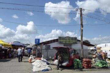 Piața angro de la Burdujeni este prea mică pentru numărul mare de comercianți care vin să își vândă produsele