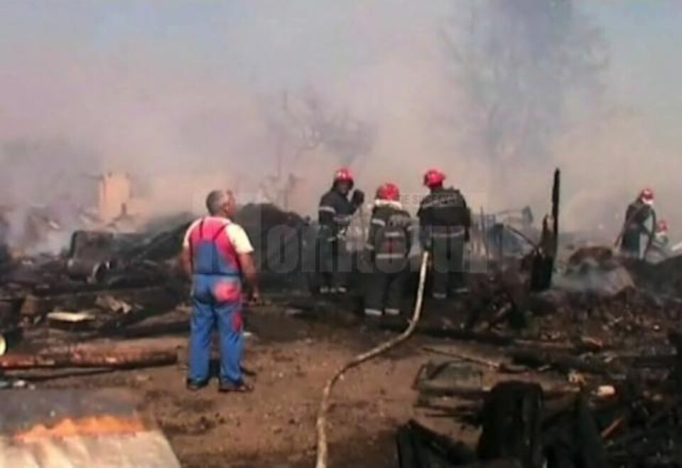 Două case și hala unei firme de transporturi, mistuite de un incendiu devastator