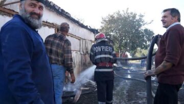 Incendiul foarte puternic a mistuit gospodăriile a doi frați și hala unei societăți de transport din localitate