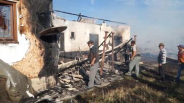 Incendiul foarte puternic a mistuit gospodăriile a doi frați și hala unei societăți de transport din localitate