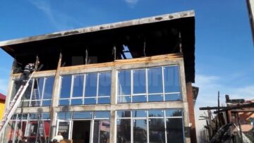 Incendiul foarte puternic a mistuit gospodăriile a doi frați și hala unei societăți de transport din localitate