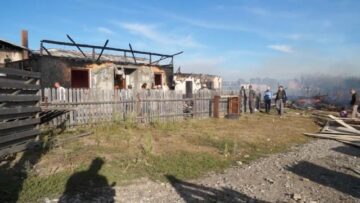 Incendiul foarte puternic a mistuit gospodăriile a doi frați și hala unei societăți de transport din localitate