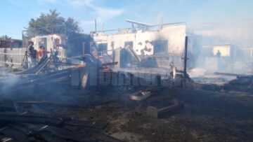 Incendiul foarte puternic a mistuit gospodăriile a doi frați și hala unei societăți de transport din localitate