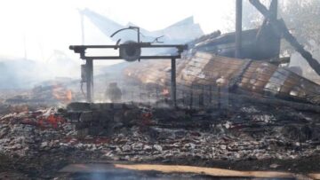 Incendiul foarte puternic a mistuit gospodăriile a doi frați și hala unei societăți de transport din localitate