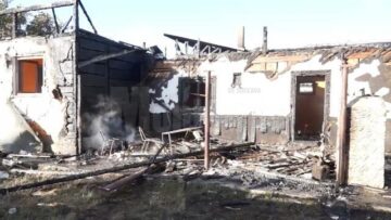 Incendiul foarte puternic a mistuit gospodăriile a doi frați și hala unei societăți de transport din localitate