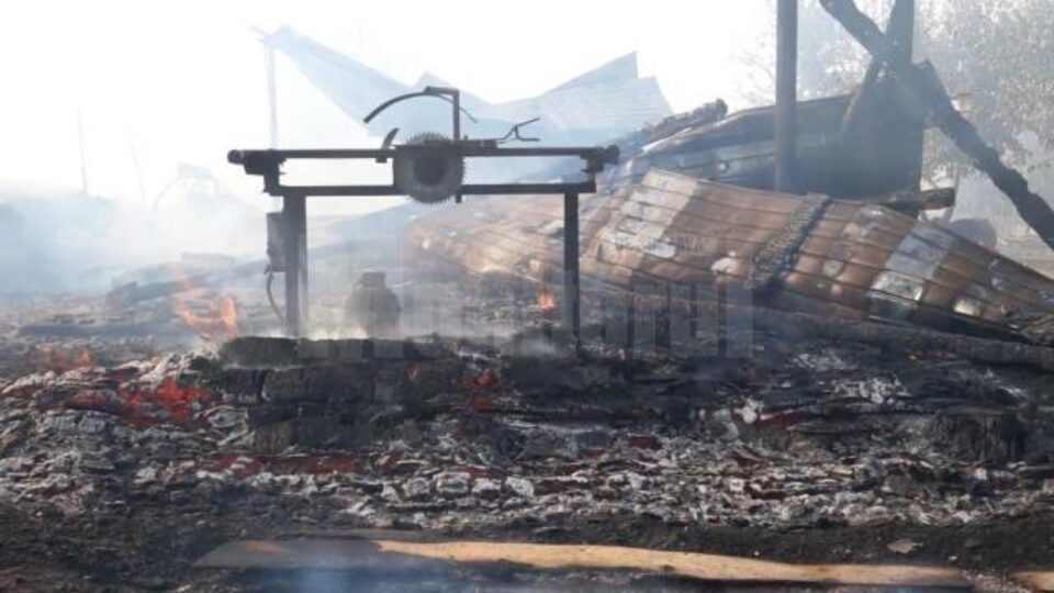 Incendiul foarte puternic a mistuit gospodăriile a doi frați și hala unei societăți de transport din localitate