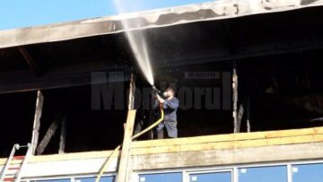 Incendiul foarte puternic a mistuit gospodăriile a doi frați și hala unei societăți de transport din localitate