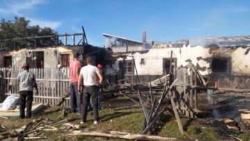 Incendiul foarte puternic a mistuit gospodăriile a doi frați și hala unei societăți de transport din localitate