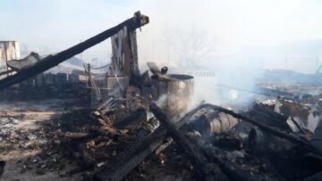 Incendiul foarte puternic a mistuit gospodăriile a doi frați și hala unei societăți de transport din localitate
