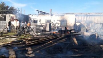 Incendiul foarte puternic a mistuit gospodăriile a doi frați și hala unei societăți de transport din localitate