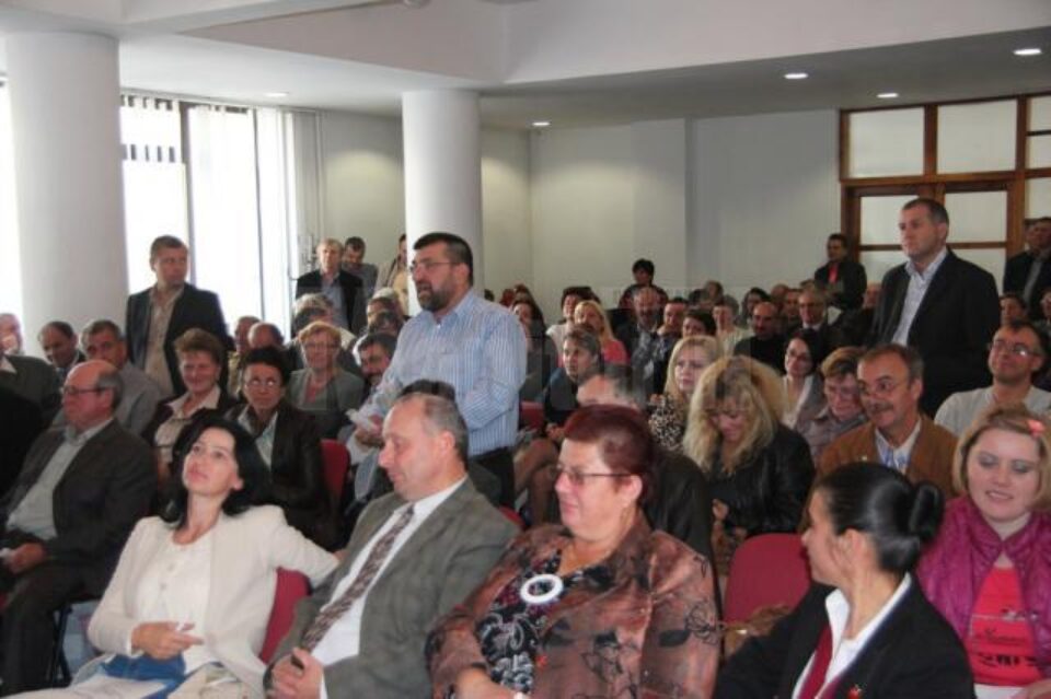 Întâlnirea de ieri, privind stabilirea ultimelor detalii legate de alegeri, a fost una tensionată Întâlnirea de ieri, privind stabilirea ultimelor detalii legate de alegeri, a fost una tensionată