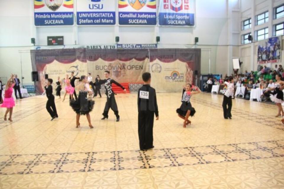 Regal de dans la sala Liceului cu Program Sportiv Suceava