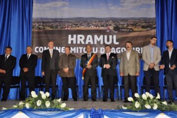 Oficialități prezente la inaugurarea noului cămin cultural din Mitocu Dragomirnei
