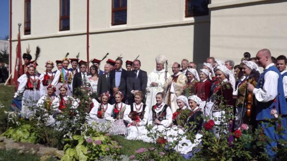 Oficiali polonezi și membrii ansamblurilor artistice sosite din Polonia, alături de reprezentanții Uniunii Polonezilor din România Oficiali polonezi și membrii ansamblurilor artistice sosite din Polonia, alături de reprezentanții Uniunii Polonezilor din România