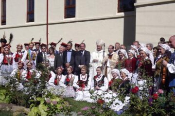 Oficiali polonezi și membrii ansamblurilor artistice sosite din Polonia, alături de reprezentanții Uniunii Polonezilor din România