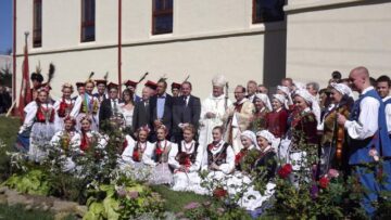 Oficiali polonezi și membrii ansamblurilor artistice sosite din Polonia, alături de reprezentanții Uniunii Polonezilor din România