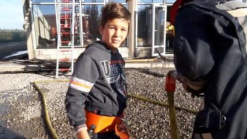 Alex, fiul în vârstă de 12 ani al preotului