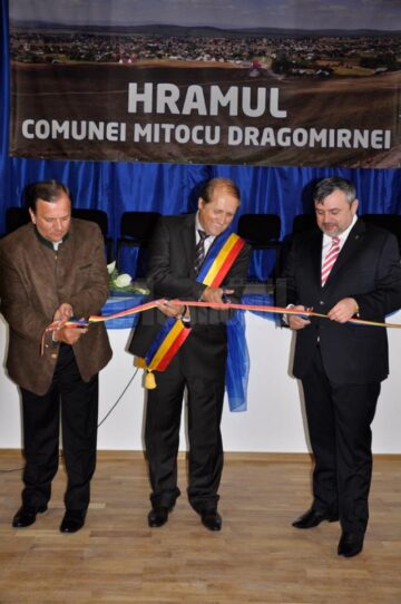 Oficialități prezente la inaugurarea noului cămin cultural din Mitocu Dragomirnei
