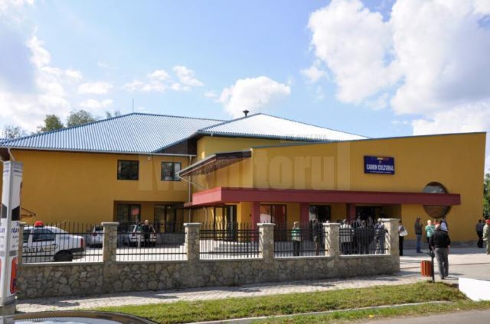 Cămin cultural din Mitocu Dragomirnei, realizat cu implicarea directă a deputatului PDL de Suceava, Ioan Balan