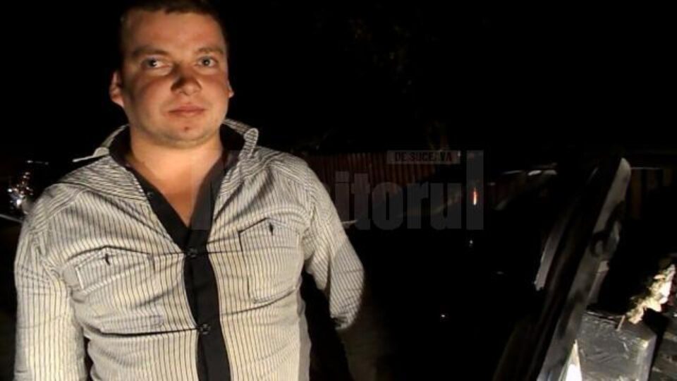 Dumitru Daneliuc s-a infiltrat printre mașinile de nuntă după ce în prealabil își legase de oglinzi semne specifice nuntașilor Dumitru Daneliuc s-a infiltrat printre mașinile de nuntă după ce în prealabil își legase de oglinzi semne specifice nuntașilor