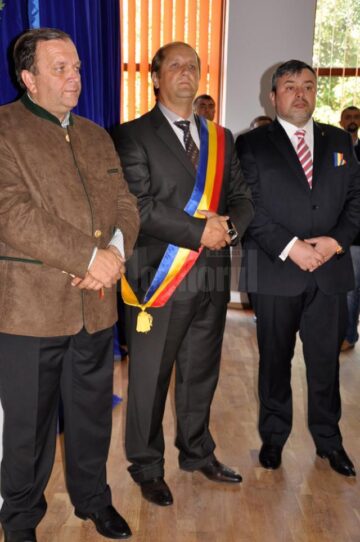Oficialități prezente la inaugurarea noului cămin cultural din Mitocu Dragomirnei
