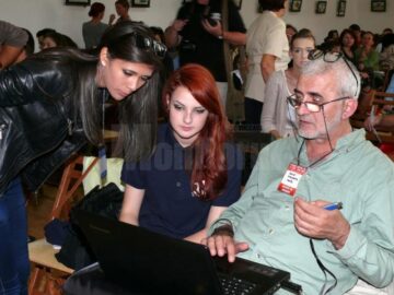 Regizorul Gheorghe Balint și actori ai trupei Birlic