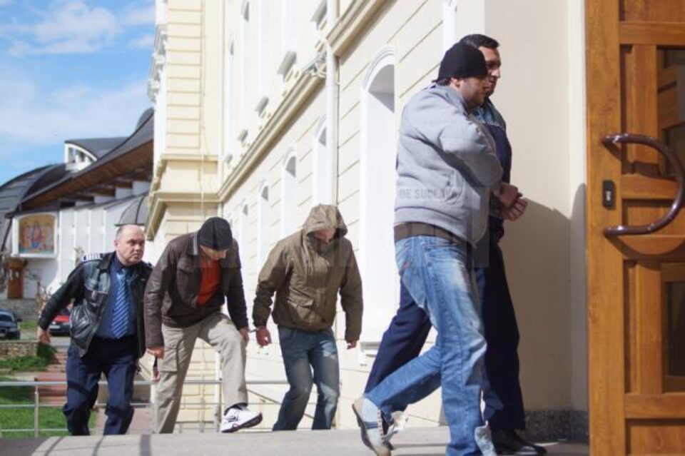 Trei suspecți au fost săltați în cazul acestei grupări, în aprilie 2012, printre ei și Radu Cozmin Tomașciuc, condamnat acum definitiv la patru ani de închisoare cu executare” Trei suspecți au fost săltați în cazul acestei grupări, în aprilie 2012, printre ei și Radu Cozmin Tomașciuc, condamnat acum definitiv la patru ani de închisoare cu executare”