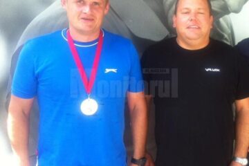 Iulian Chidoveț, câștigătorul de la nivelul 6, alături de organizatorul turneului, profesorul Mihai Pop