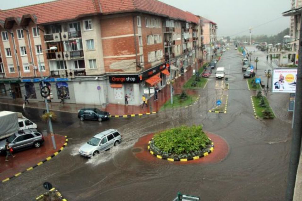 Suceava, sub ape după o ploaie de 20 de minute