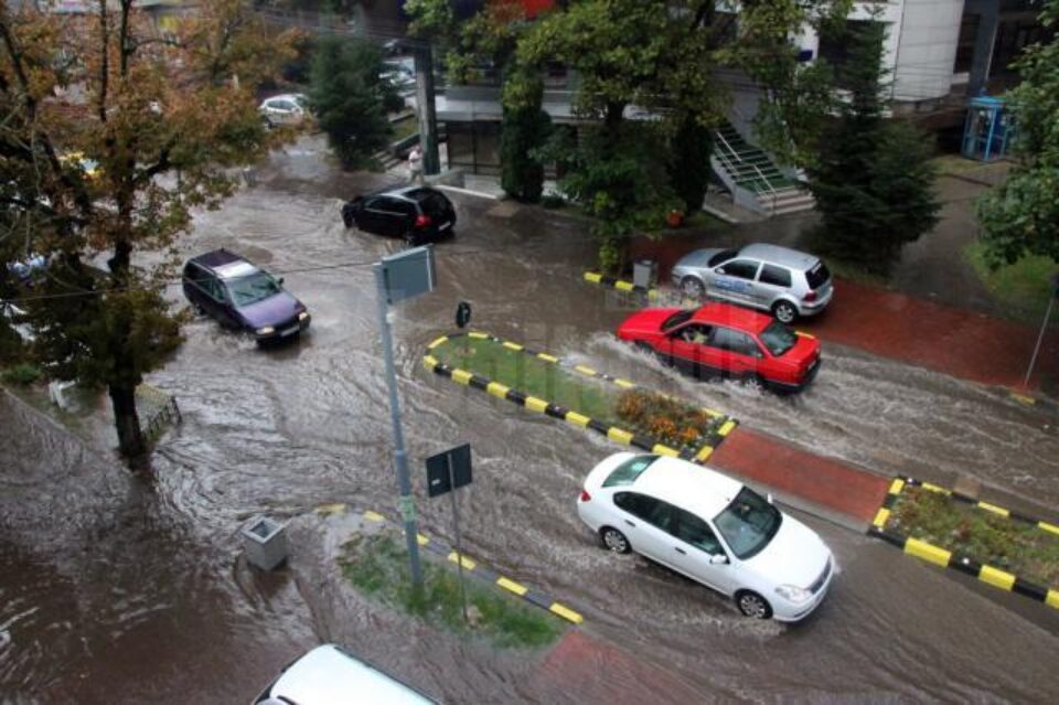Suceava, sub ape după o ploaie de 20 de minute