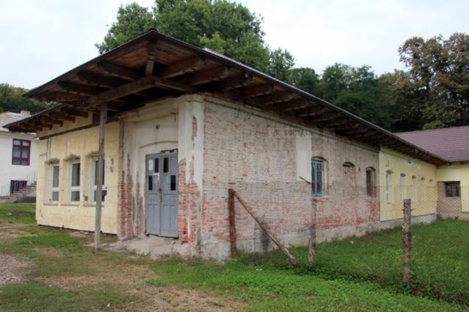 Corpul A al Scolii din Hânțești pare o clădire din Evul Mediu