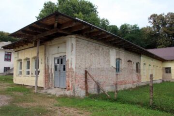 Corpul A al Scolii din Hânțești pare o clădire din Evul Mediu