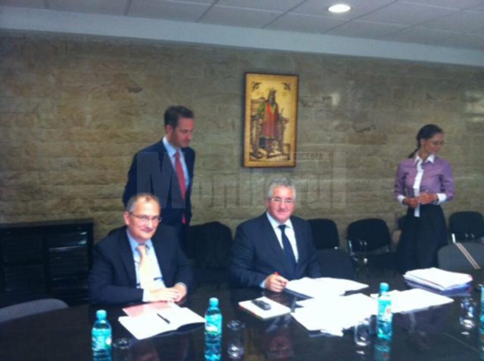 Daniel Menebhi, responsabilul economic al Ambasadei Elveției,Thomas Stauffer, șeful biroului de investiții elvețiene în România și primarul Ion Lungu