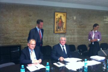 Daniel Menebhi, responsabilul economic al Ambasadei Elveției,Thomas Stauffer, șeful biroului de investiții elvețiene în România și primarul Ion Lungu