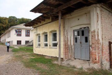 Corpul A al Școlii din Hănțești, iar în spate este Corpul B