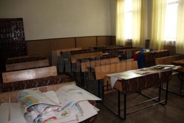 Mobilier de zeci de ani, la școala din Adâncata