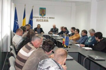Întâlnirea a fost condusă de prefectul Sucevei, Florin Sinescu, alături de reprezentanți ai poliției, jandarmeriei și Inspectoratului Școlar Județean (IȘJ) Suceava