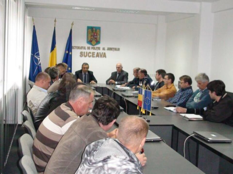 Întâlnirea a fost condusă de prefectul Sucevei, Florin Sinescu, alături de reprezentanți ai poliției, jandarmeriei și Inspectoratului Școlar Județean (IȘJ) Suceava Întâlnirea a fost condusă de prefectul Sucevei, Florin Sinescu, alături de reprezentanți ai poliției, jandarmeriei și Inspectoratului Școlar Județean (IȘJ) Suceava