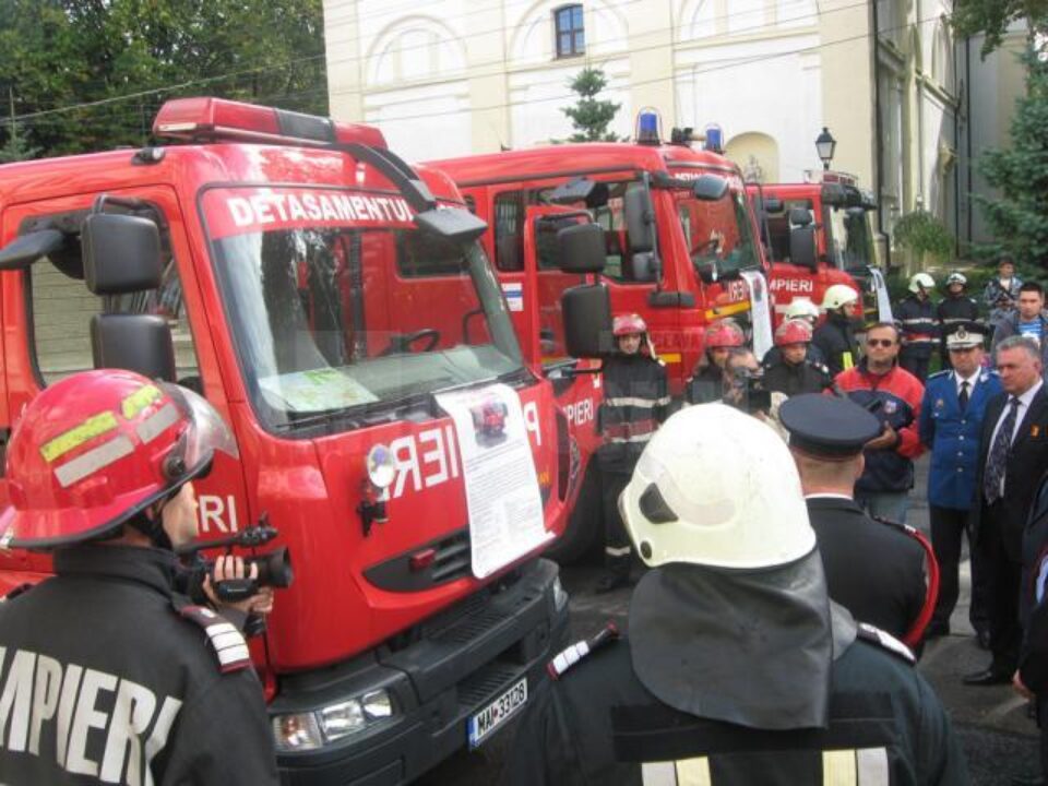 Expoziția tehnicii ISU Suceava, în fața Palatului Administartiv