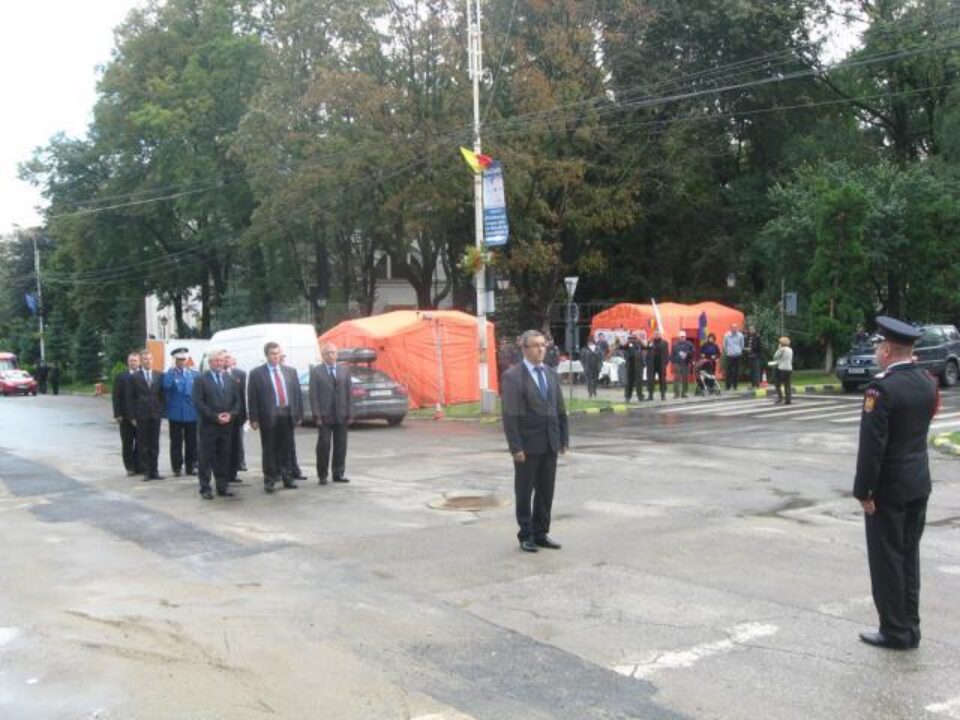 Ceremonialul de ieri a fost unul restrâns, în semn de doliu față de cei nouă morți în inundații de la Galați