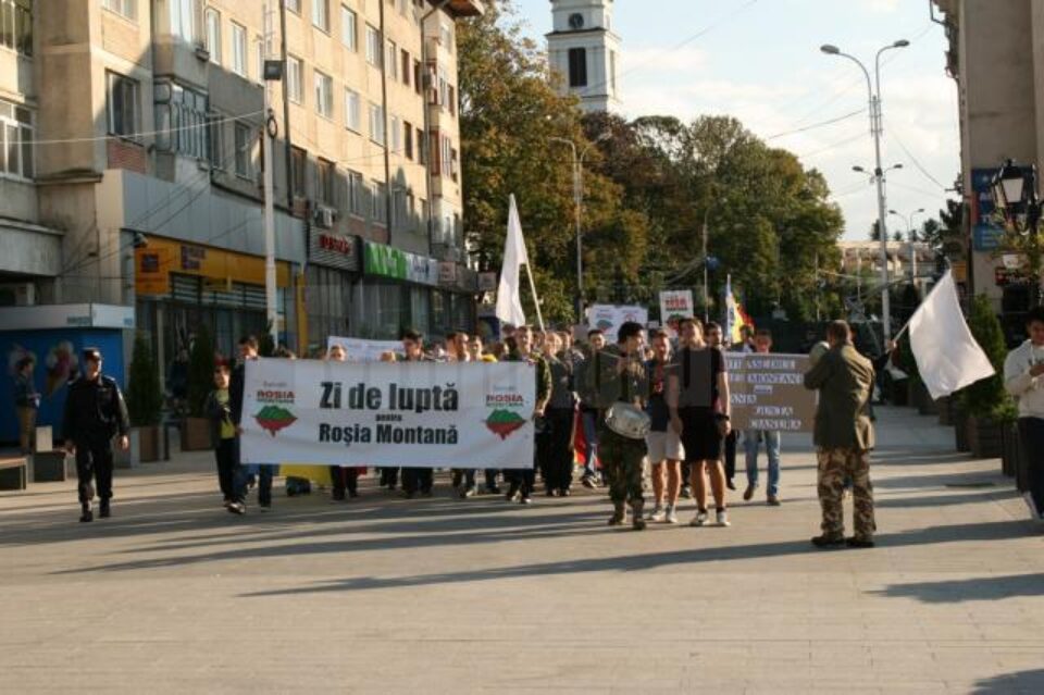 Sucevenii au ieșit din nou în stradă pentru a protesta împotriva proiectului minier de la Roșia Montană Sucevenii au ieșit din nou în stradă pentru a protesta împotriva proiectului minier de la Roșia Montană