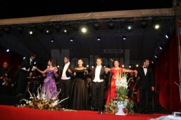 Concertul „Simfonii de toamnă”, ediția a II-a, susținut pe esplanada Consiliului Județean Suceava de aproape 150 de artiști ai Operei Naționale Române din Iași, a fost un adevărat succes