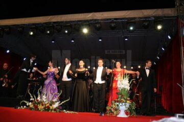 Concertul „Simfonii de toamnă”, ediția a II-a, susținut pe esplanada Consiliului Județean Suceava de aproape 150 de artiști ai Operei Naționale Române din Iași, a fost un adevărat succes